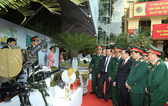 Tham quan một số sản phẩm quốc phòng do Tổng cục CNQP nghiên cứu, sản xuất thành công.