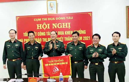<span>Trung tướng Nguyễn Mạnh Hùng, Bí thư Đảng ủy, Chính ủy Tổng cục CNQP, trao cúp vô địch tặng Đội tuyển bóng bàn Nhà máy Z121.</span>