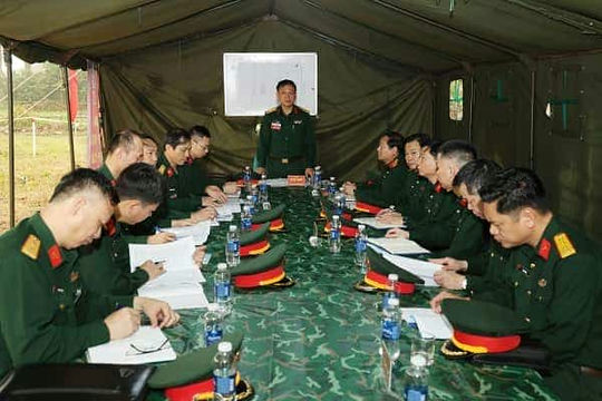 Đại tá Hà Huy Khánh, Phó Tư lệnh Binh chủng Công binh, quán triệt nội dung kiểm tra.