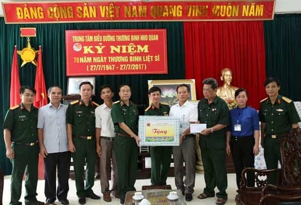 Thiếu tướng Nguyễn Viết Xuân, Phó Chính ủy Tổng cục CNQP, tặng quà cho đại diện Trung tâm Điều dưỡng Thương Binh Nho Quan (Ninh Bình).