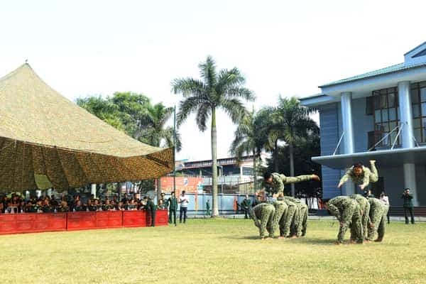 <span style="color: black;">Màn biểu diễn “lộn mèo” bay qua nhiều người của các chiến đấu viên.</span>