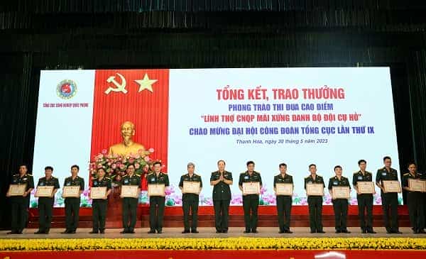 Thủ trưởng Tổng cục CNQP trao Bằng khen tặng các Công đoàn cơ sở có thành tích xuất sắc trong phong trào thi đua cao điểm “Lính thợ CNQP mãi xứng danh Bộ đội Cụ Hồ”.