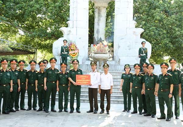 Tặng quà Ban Quản lý Nghĩa trang liệt sỹ Quốc gia Trường Sơn.