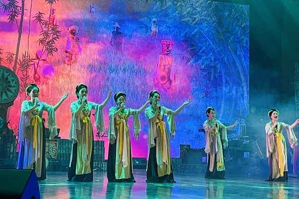 Tốp ca nữ với bài “Thóc à thóc ơi” sáng tác của Hồ Trọng Tuấn.