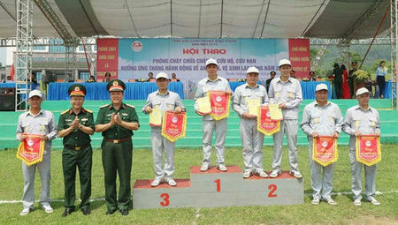 Thiếu tướng Nguyễn Việt Hùng, Phó Chính ủy Tổng cục CNQP và Đại tá Nguyễn Đình Đức, Trưởng ban Công đoàn Quốc phòng trao giải cho các đội đạt thành tích cao trong hội thao.