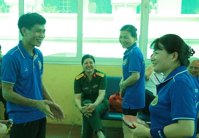 <span>Đội tuyển bóng bàn Cơ quan Tổng cục hội ý chiến thuật.</span>