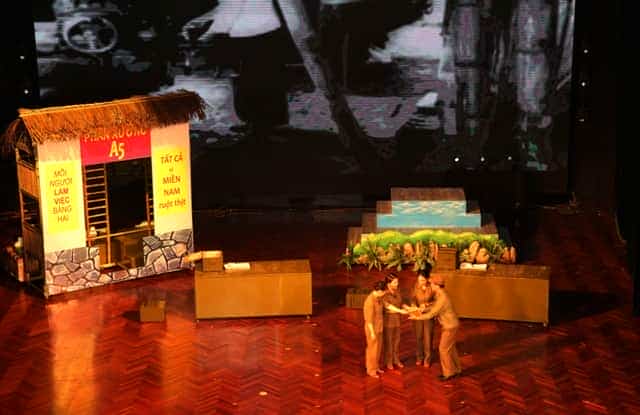 <span> Kịch ngắn “Đứa con người đồng đội”.</span>