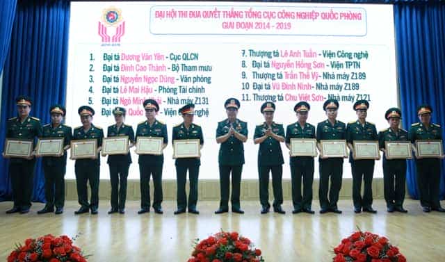 Trung tướng Trần Hồng Minh, Chủ nhiệm Tổng cục CNQP và Trung tướng Nguyễn Mạnh Hùng, Bí thư Đảng ủy, Chính ủy Tổng cục CNQP, trao  Bằng khen của Tổng cục tặng các cá nhân đạt thành tích xuất sắc.