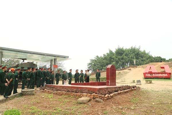 Đoàn nghe giới thiệu về di tích Đồi A1.