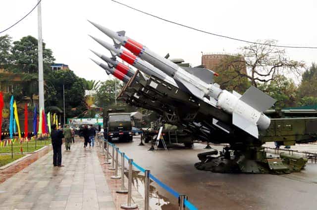 Khu triển lãm ngoài trời trưng bày nhiều loại khí tài hiện đại của Quân đội.