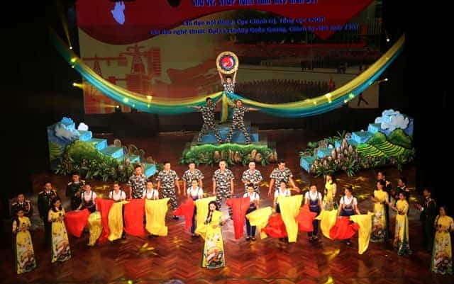 <span>Tiết mục hát múa “Hành khúc Quân giới Việt Nam và bài ca Z131 Anh hùng”.</span>