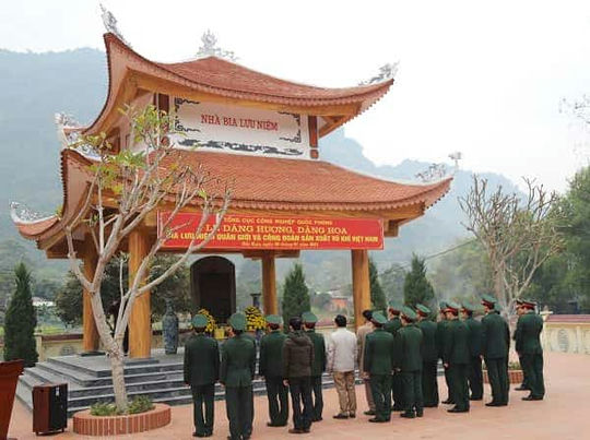 Lễ dâng hương, dâng hoa tại Bia lưu niệm Quân giới và Công đoàn sản xuất vũ khí Việt Nam.