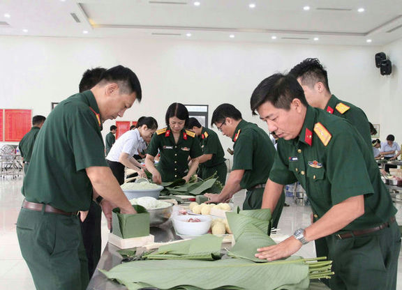 Đội Liên quân khối Nghiệp vụ gói bánh chưng tại hội thi. 