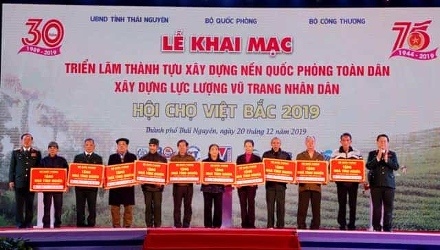 Lãnh đạo Bộ Quốc phòng tặng nhà tình nghĩa cho các đối tượng chính sách.
