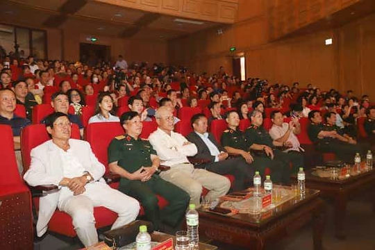 Trung tướng Nguyễn Mạnh Hùng, Bí thư Đảng ủy, Chính ủy Tổng cục CNQP; nguyên Bí thư Đảng ủy, Chính ủy Quân khu 3 và các đại biểu xem Đoàn biểu diễn.