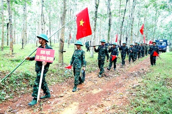 Đội công tác hành quân vào khu vực nghi có bom mìn, vật nổ.