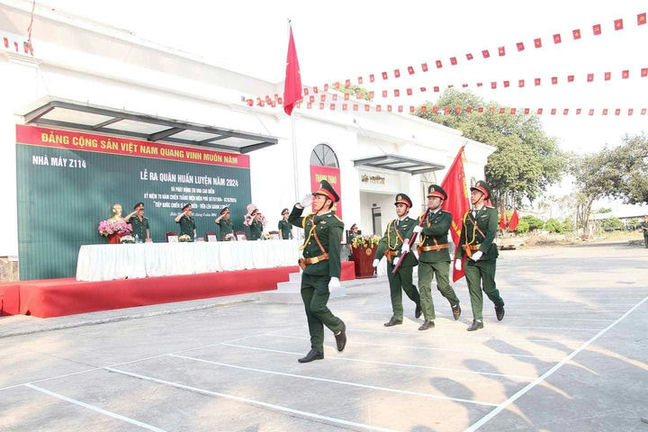 Duyệt đội ngũ. 