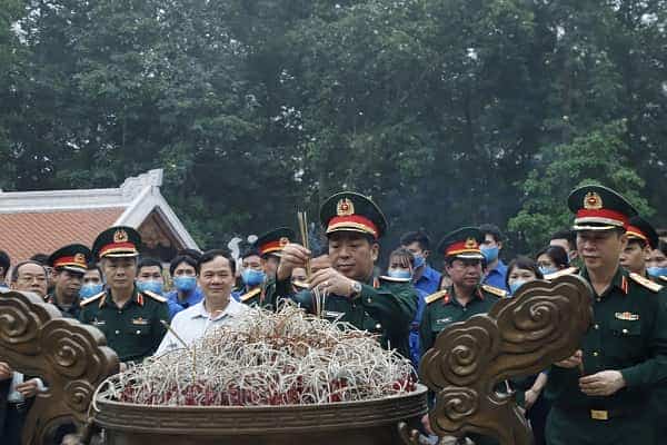Trung tướng Trần Hồng Minh và các đại biểu thắp hương tưởng nhớ Chủ tịch Hồ Chí Minh.