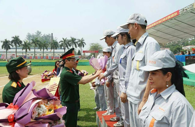 Đại tá, TS. Trần Thế Vỹ, Phó Chủ nhiệm Chính trị Tổng cục CNQP trao giải cho các cá nhân đạt thành tích cao trong phần thi lý thuyết.