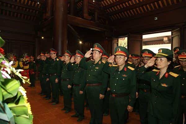 Lãnh đạo, chỉ huy Tổng cục CNQP thực hiện nghi thức tưởng nhớ các Anh hùng Liệt sĩ tại Đền thờ liệt sĩ tại chiến trường Điện Biên Phủ.