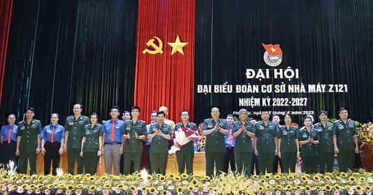 Thủ trưởng Tổng cục CNQP, tặng hoa chúc mừng Ban Chấp hành Đoàn cơ sở Nhà máy Z121, nhiệm kỳ 2022-2027 và đoàn đại biểu đi dự Đại hội đại biểu Đoàn TNCS Hồ Chí Minh Tổng cục CNQP.