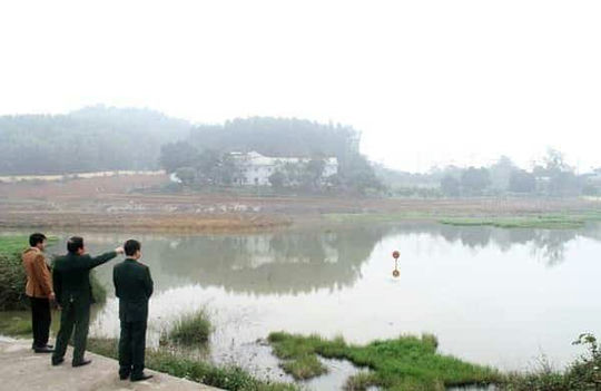 <span>Hệ thống ao nuôi cá được quy hoạch bài bản, mỗi khu nuôi một loại cá khác nhau vừa tạo nguồn thực phẩm phong phú, vừa tạo cảnh quan môi trường xanh – sạch- đẹp.</span>