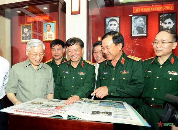 Tổng Bí thư Nguyễn Phú Trọng nhiều lần biểu dương báo chí trong Quân đội làm tốt công tác tuyên truyền, đặc biệt Báo Quân đội nhân dân với các chuyên đề đấu tranh với thế lực thù địch chống phá Đảng. Trong ảnh: Tổng Bí thư Nguyễn Phú Trọng tham quan phòng truyền thống của Báo Quân đội nhân dân, nhân dịp kỷ niệm 65 năm Ngày ra số báo đầu tiên (ảnh chụp ngày 19/10/2015). Ảnh: TRỌNG HẢI 