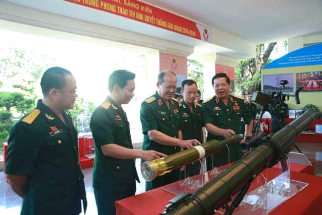 <span>Thượng tướng Bế Xuân Trường, Ủy viên Trung ương Đảng, Ủy viên Quân ủy Trung ương, Thứ trưởng Bộ Quốc phòng xem một số sản phẩm do CNQP sản xuất trưng bày tại Đại hội.</span>