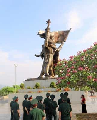 <span>Thăm tượng đài Chiến thắng Điện Biên Phủ.</span>