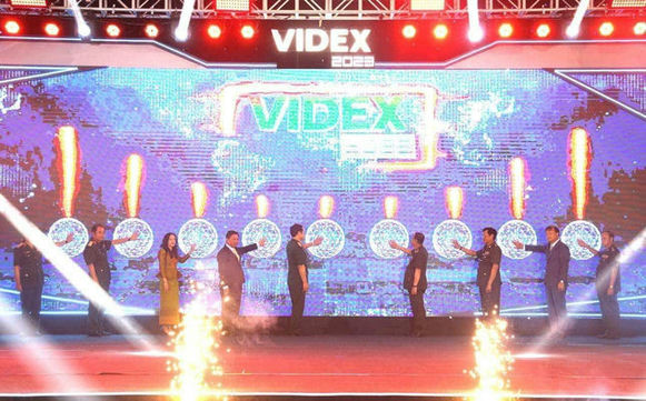 Thủ trưởng Bộ Quốc phòng và các đại biểu thực hiện nghi thức khai mạc Hội chợ triển lãm.