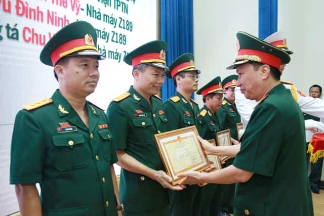 Trung tướng Nguyễn Mạnh Hùng, Bí thư Đảng ủy, Chính ủy Tổng cục CNQP, trao Bằng khen của Tổng cục tặng các cá nhân đạt thành tích xuất sắc.