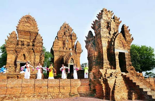 Về miền tháp nắng