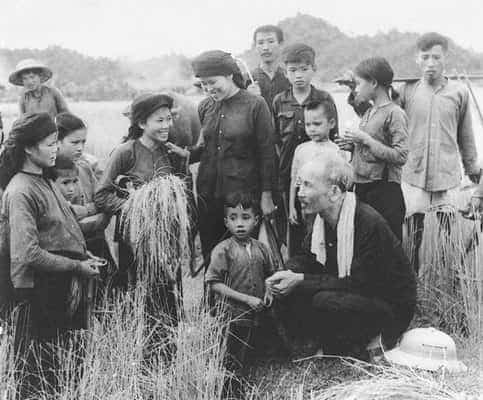  Hồ Chí Minh với cách làm việc "Từ quần chúng ra, trở về nơi quần chúng" 