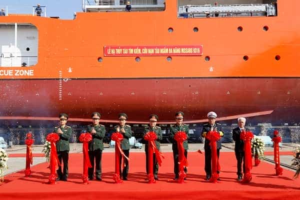  Đại tướng Ngô Xuân Lịch dự Lễ hạ thủy tàu tìm kiếm, cứu nạn tàu ngầm đa năng do Nhà máy Z189 đóng mới 