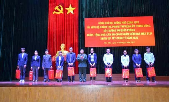  Đại tướng Ngô Xuân Lịch thăm và tặng quà Nhà máy Z121 