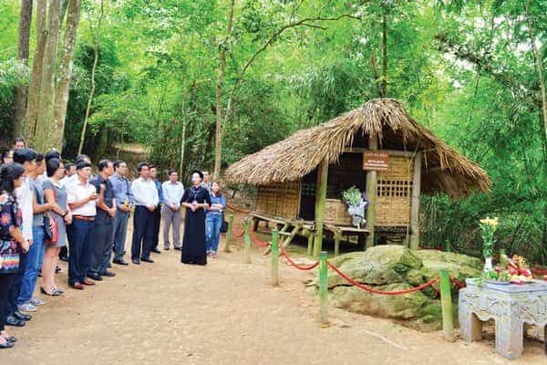  Về nơi "Suối nguồn cách mạng" 
