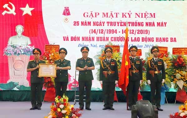  Nhà máy Z114 đón nhận Huân chương Lao động hạng Ba 