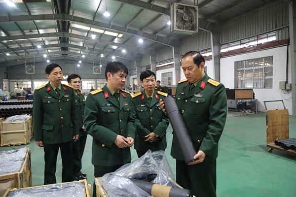  Phó Chính ủy Tổng cục Công nghiệp quốc phòng thăm và làm việc  tại Nhà máy Z143 