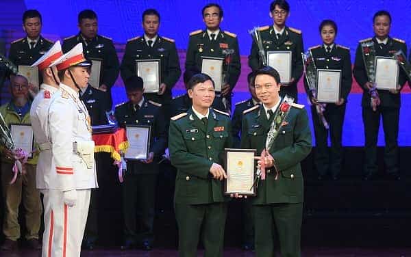  Trao giải thưởng văn học nghệ thuật, báo chí về đề tài lực lượng vũ trang và chiến tranh cách mạng 