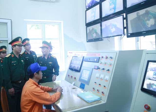  Trung tướng Trần Hồng Minh làm việc tại Nhà máy Z121 và Trường Cao đẳng Công nghiệp quốc phòng 
