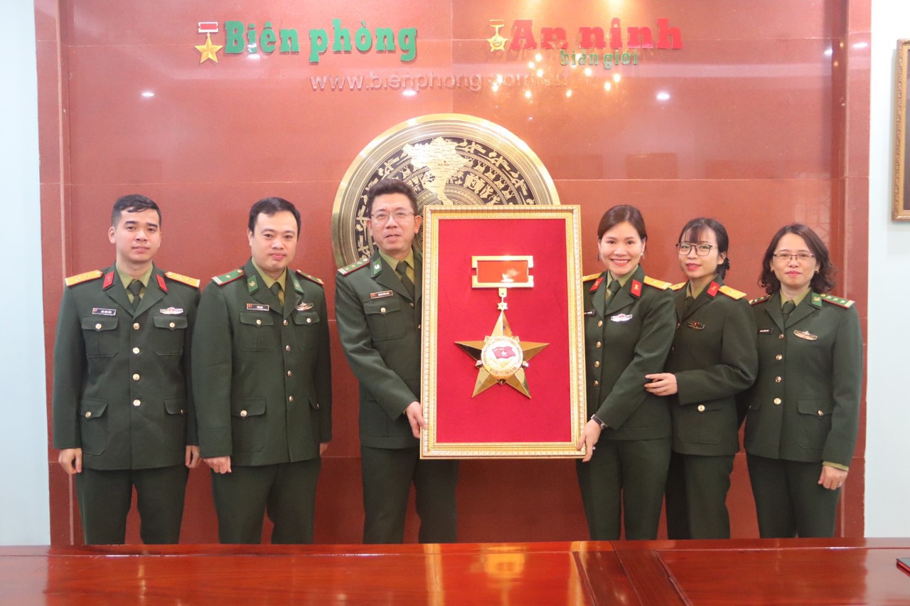 Đoàn cơ sở cơ quan Tổng cục Công nghiệp quốc phòng gửi tặng biểu trưng Huy hiệu Anh hùng cho Đồn Biên phòng Đàm Thủy