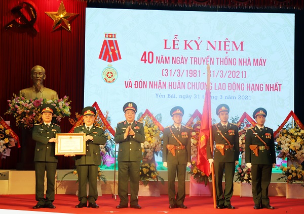 Nhà máy Z183 đón nhận Huân chương Lao động hạng Nhất