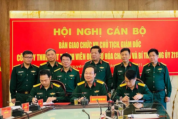 Công ty Điện cơ - Hóa chất 15 bàn giao nhiệm vụ giám đốc, chủ tịch và bí thư Đảng ủy