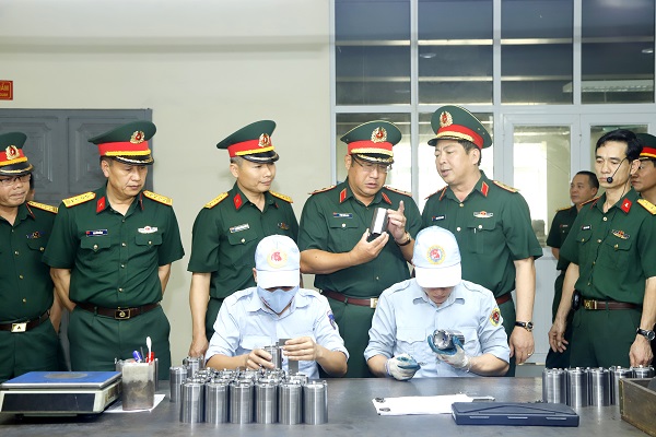 Thứ trưởng Bộ Quốc phòng Phạm Hoài Nam làm việc tại Nhà máy Z127 và Z131