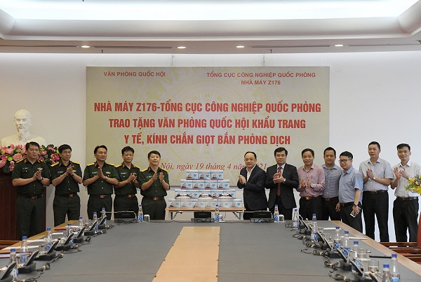 Nhà máy Z176 trao tặng vật tư phòng dịch cho Văn phòng Quốc hội