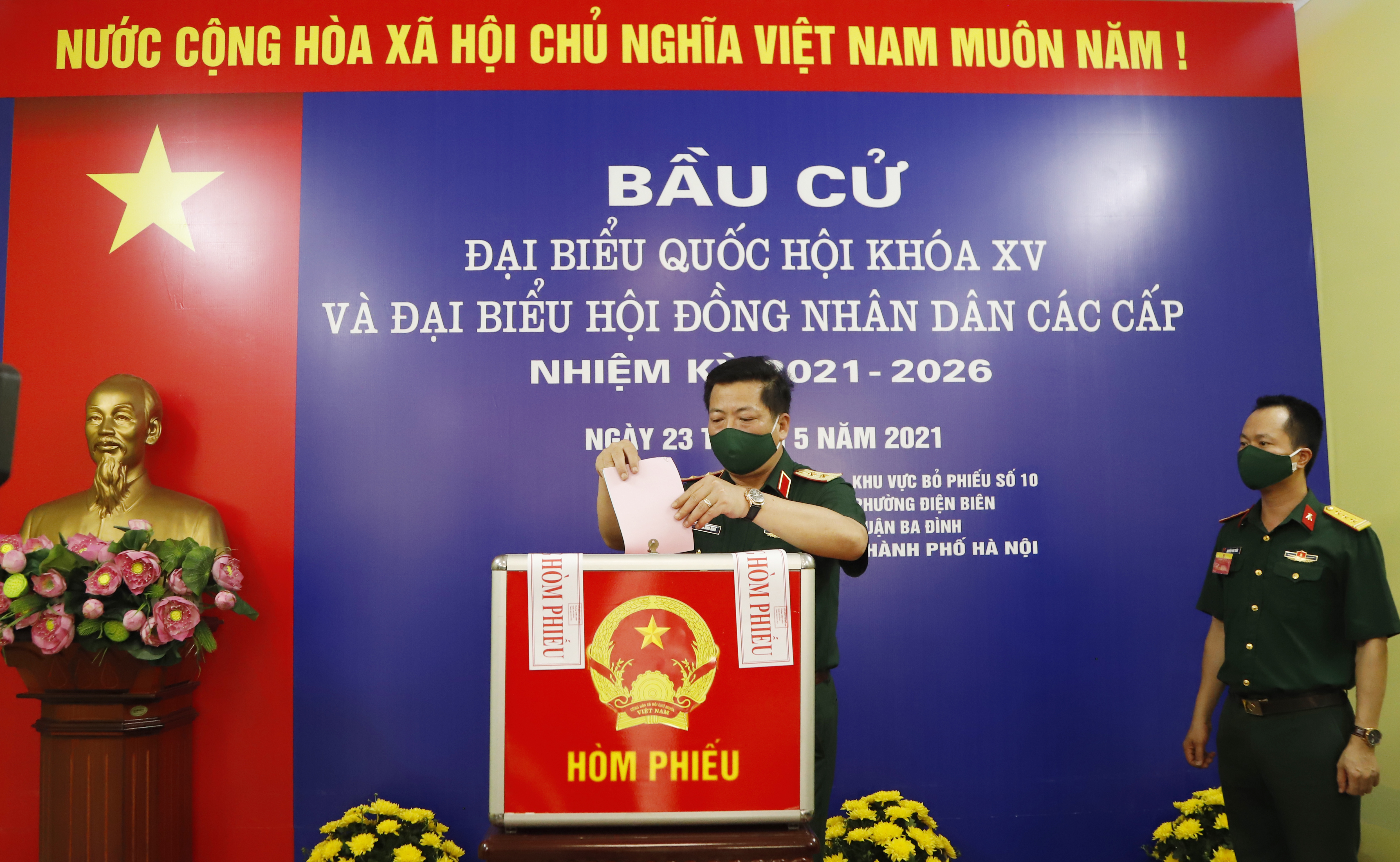 Cử tri cơ quan Tổng cục Công nghiệp quốc phòng thực hiện quyền và nghĩa vụ công dân trong ngày bầu cử