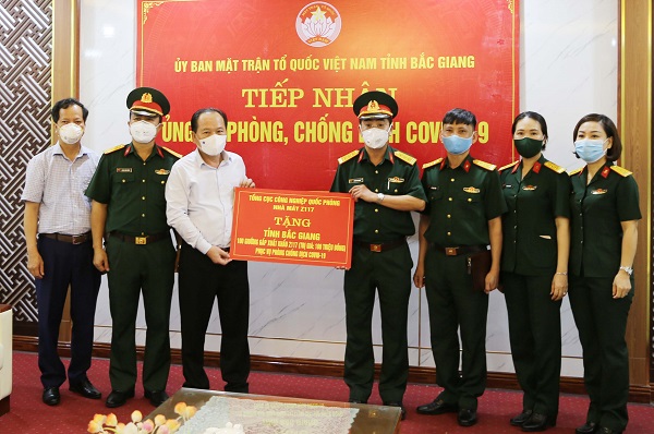 Trao 100 giường gấp xuất khẩu do Nhà máy Z117 sản xuất tặng tỉnh Bắc Giang