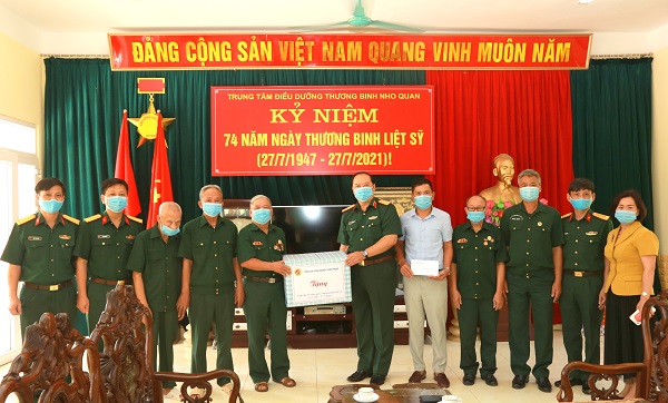 Tặng quà các trung tâm điều dưỡng thương binh nhân dịp 27/7