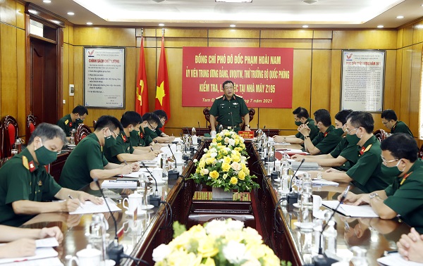 Thứ trưởng Bộ Quốc phòng Phạm Hoài Nam kiểm tra và làm việc tại Nhà máy Z195
