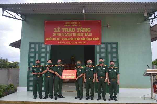 Binh đoàn 16 trao kinh phí hỗ trợ xây dựng “Nhà đồng đội”